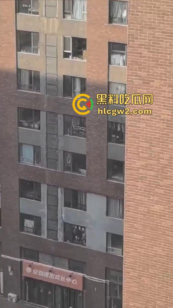 隔壁楼男子窗户边吊打女子调教 小皮鞭啪啪作响还疯狂RUA胸 奶子都反光了这拍视频的哥们真是个神!