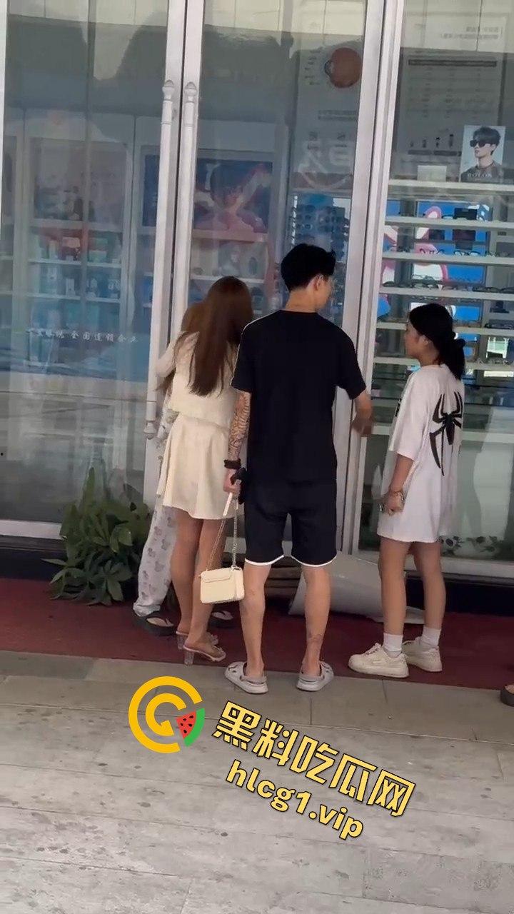 自贡市华商国际城上演精神小妹女人大战,场面火爆引人围观!