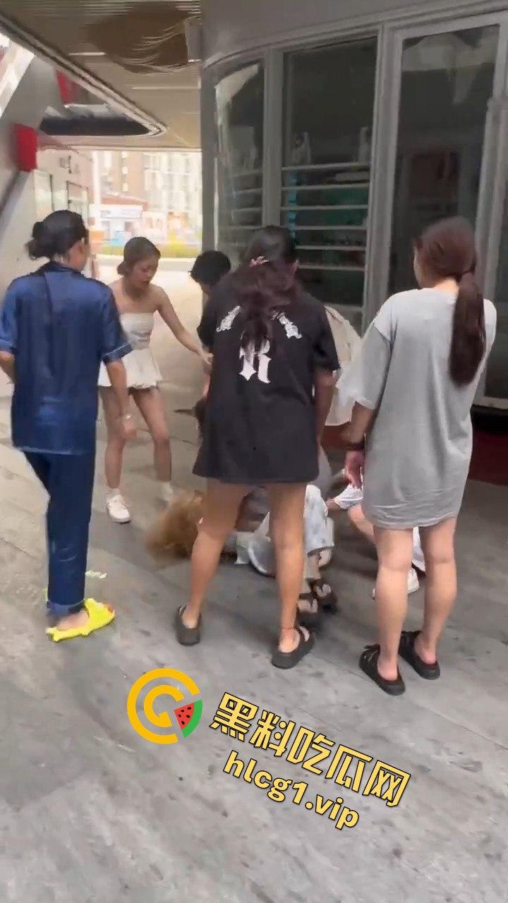 自贡市华商国际城上演精神小妹女人大战,场面火爆引人围观!