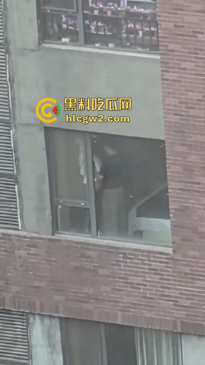 隔壁楼男子窗户边吊打女子调教 小皮鞭啪啪作响还疯狂RUA胸 奶子都反光了这拍视频的哥们真是个神!