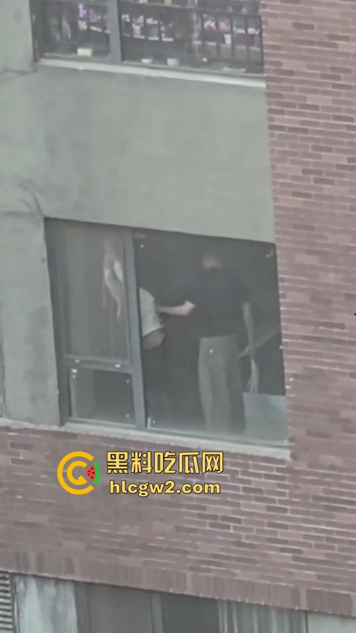 隔壁楼男子窗户边吊打女子调教 小皮鞭啪啪作响还疯狂RUA胸 奶子都反光了这拍视频的哥们真是个神!