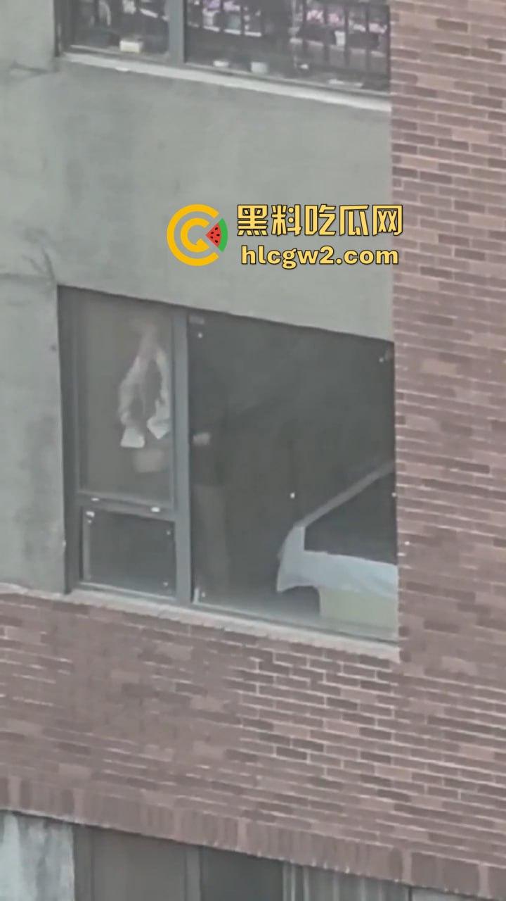 隔壁楼男子窗户边吊打女子调教 小皮鞭啪啪作响还疯狂RUA胸 奶子都反光了这拍视频的哥们真是个神!