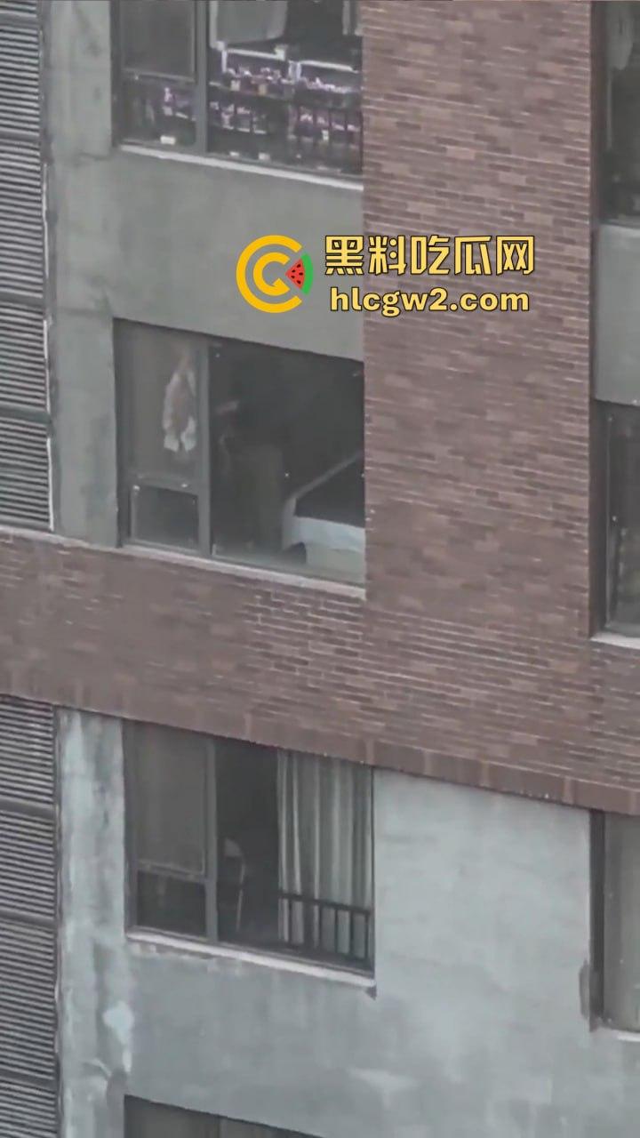 隔壁楼男子窗户边吊打女子调教 小皮鞭啪啪作响还疯狂RUA胸 奶子都反光了这拍视频的哥们真是个神!