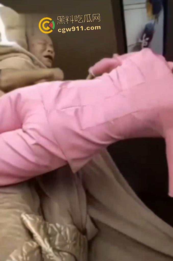 河南安阳养老院擦边丑闻!女院长短裙热舞撩老头骚姿百出,护士变身福利姬帮老头打飞机,露大奶子撩人!