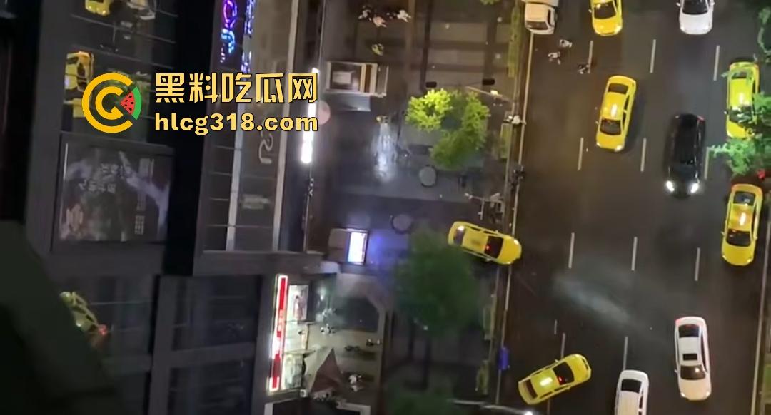 重庆九街6.21出租车撞人大乱斗,口嗨哥挑衅真实哥,力拍引擎盖天场面鸡飞狗跳!