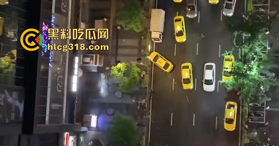重庆九街6.21出租车撞人大乱斗,口嗨哥挑衅真实哥,力拍引擎盖天场面鸡飞狗跳!