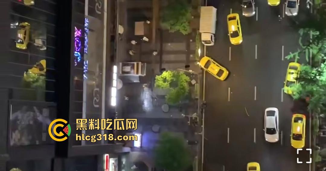 重庆九街6.21出租车撞人大乱斗,口嗨哥挑衅真实哥,力拍引擎盖天场面鸡飞狗跳!