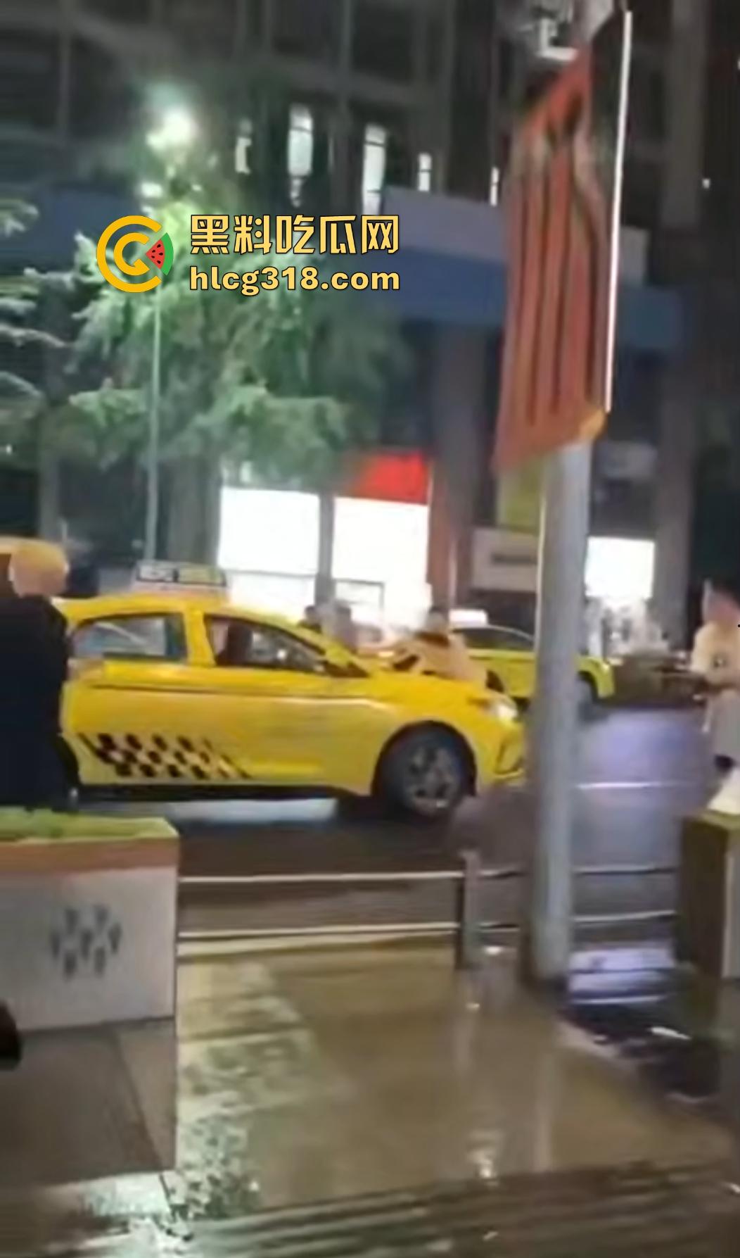 重庆九街6.21出租车撞人大乱斗,口嗨哥挑衅真实哥,力拍引擎盖天场面鸡飞狗跳!