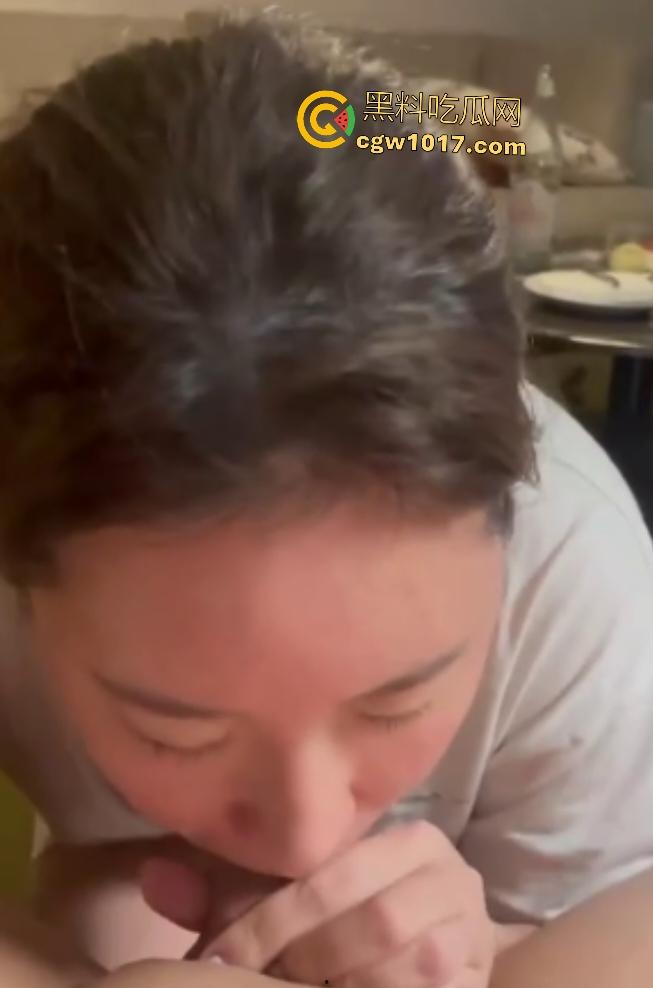 同学聚餐后女同学醉酒想吃肠,男同学直接开房给她吃鸡巴,软鸡巴被嗦到硬如石头,她还舔唇喊下次再吃!