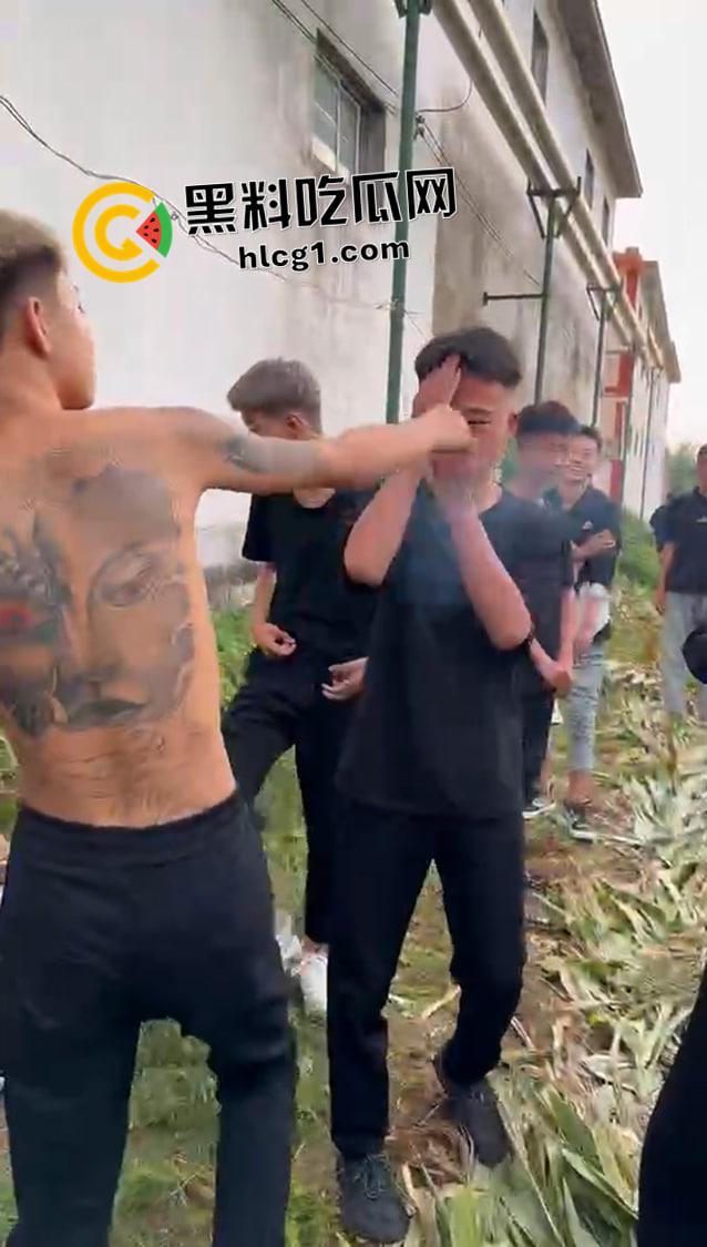 快手大瓜!河南林州红脸社霸凌围殴全集视频! 古惑仔的河南本土化 哥哥你满嘴靠嫩娘真帅