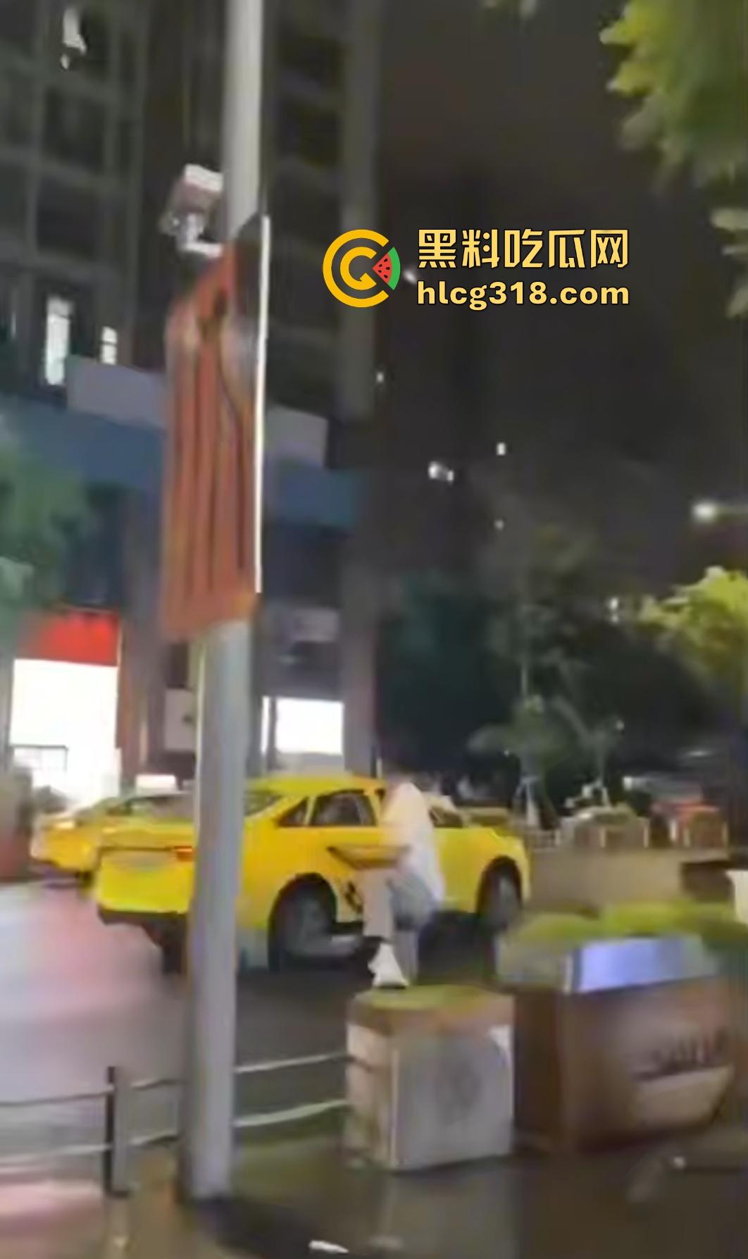 重庆九街6.21出租车撞人大乱斗,口嗨哥挑衅真实哥,力拍引擎盖天场面鸡飞狗跳!