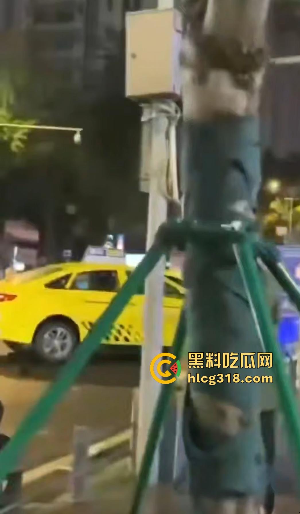 重庆九街6.21出租车撞人大乱斗,口嗨哥挑衅真实哥,力拍引擎盖天场面鸡飞狗跳!