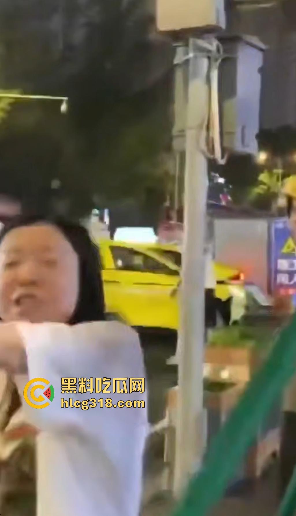 重庆九街6.21出租车撞人大乱斗,口嗨哥挑衅真实哥,力拍引擎盖天场面鸡飞狗跳!