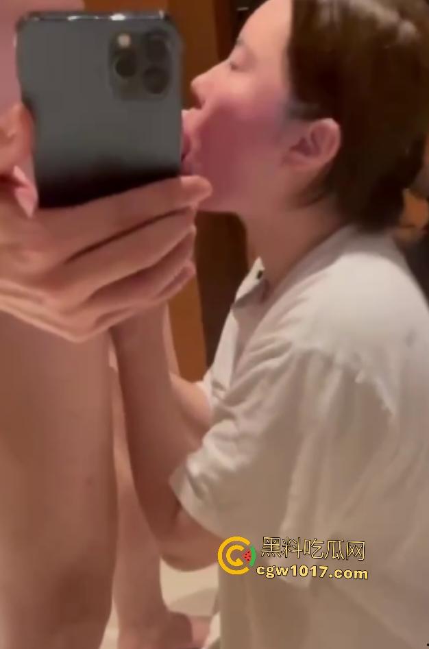 同学聚餐后女同学醉酒想吃肠,男同学直接开房给她吃鸡巴,软鸡巴被嗦到硬如石头,她还舔唇喊下次再吃!