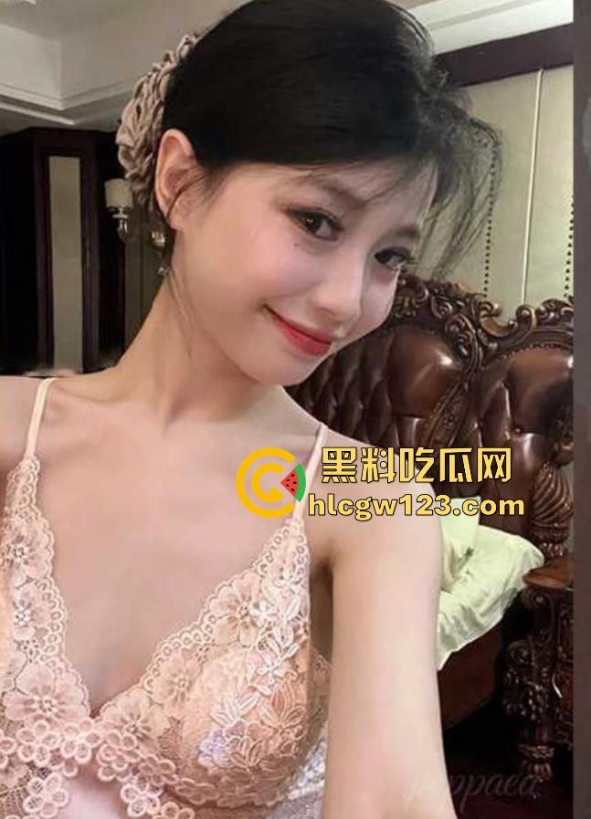 海角乱伦大神 和小嫂子的春天 又出新作!骚货戴肛塞被操双洞齐开 舔屌乳交花式榨精!