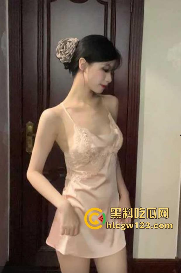 海角乱伦大神 和小嫂子的春天 又出新作!骚货戴肛塞被操双洞齐开 舔屌乳交花式榨精!