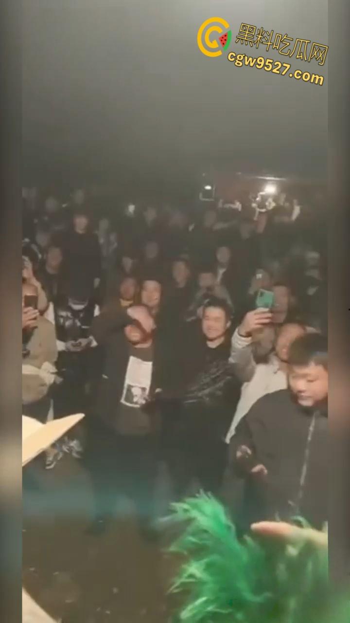 猎奇的重口慎入!男子当街表演,男子拿着砍刀割包皮,满桌子都是血,是因为不想让医院挣那么多钱吗 ?