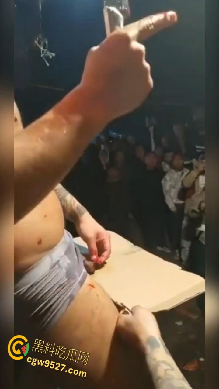 猎奇的重口慎入!男子当街表演,男子拿着砍刀割包皮,满桌子都是血,是因为不想让医院挣那么多钱吗 ?