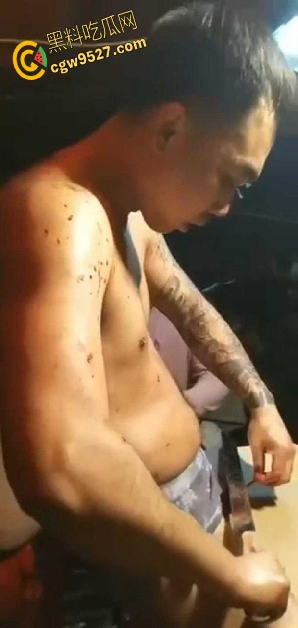 猎奇的重口慎入!男子当街表演,男子拿着砍刀割包皮,满桌子都是血,是因为不想让医院挣那么多钱吗 ?