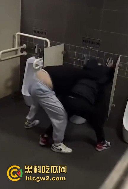 公共厕所两个小伙打架闹到蹲坑 旁边眼镜哥直接被打懵 场面尴尬又搞笑!