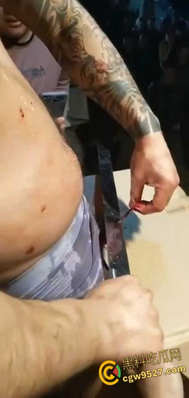 猎奇的重口慎入!男子当街表演,男子拿着砍刀割包皮,满桌子都是血,是因为不想让医院挣那么多钱吗 ?