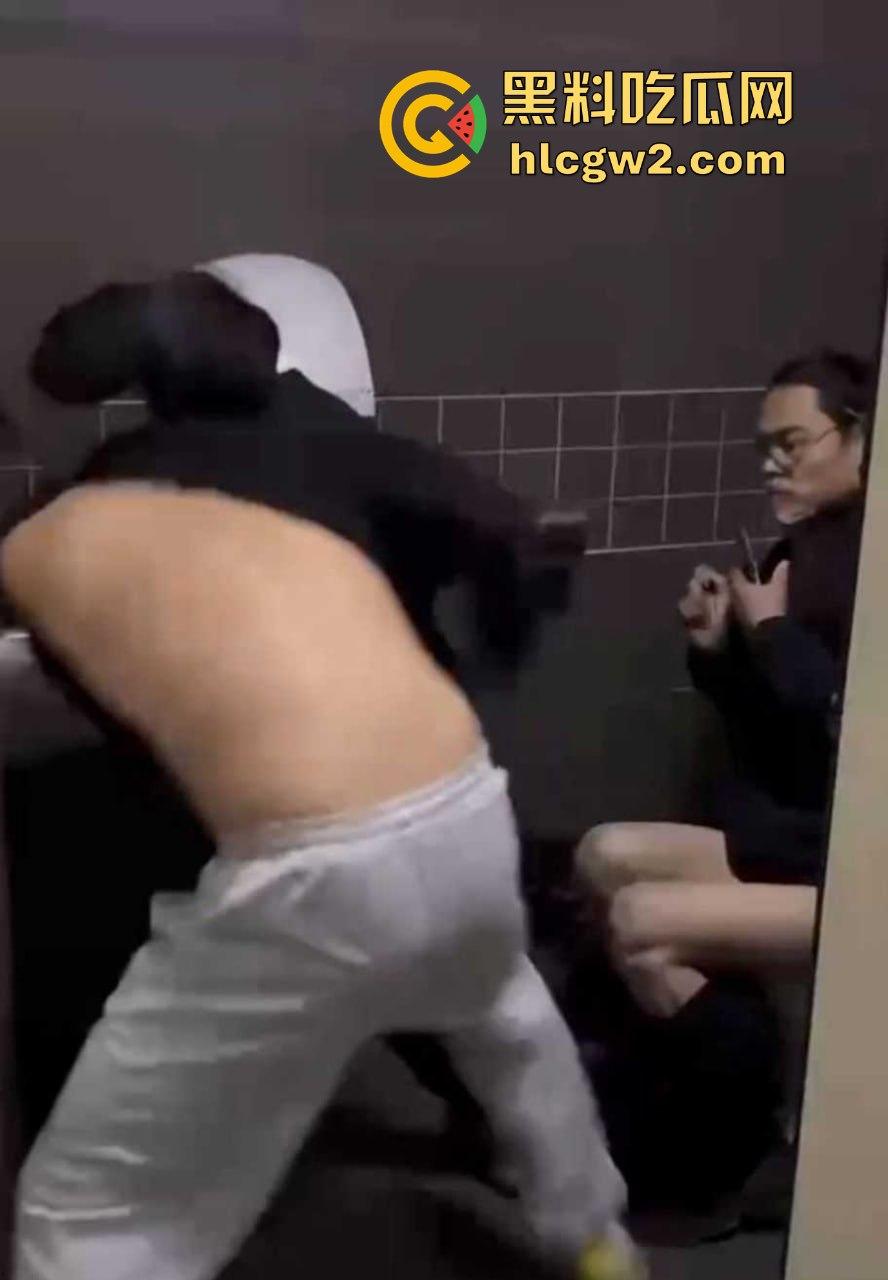 公共厕所两个小伙打架闹到蹲坑 旁边眼镜哥直接被打懵 场面尴尬又搞笑!