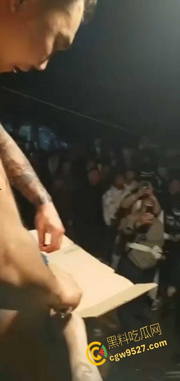 猎奇的重口慎入!男子当街表演,男子拿着砍刀割包皮,满桌子都是血,是因为不想让医院挣那么多钱吗 ?