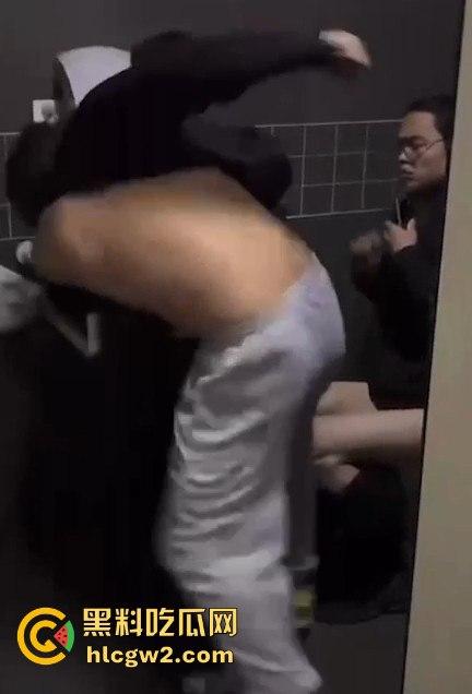公共厕所两个小伙打架闹到蹲坑 旁边眼镜哥直接被打懵 场面尴尬又搞笑!