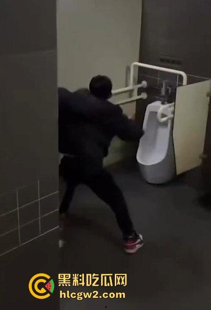 公共厕所两个小伙打架闹到蹲坑 旁边眼镜哥直接被打懵 场面尴尬又搞笑!
