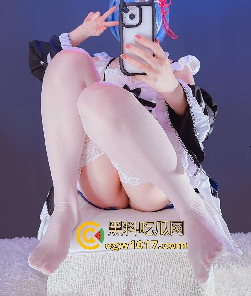 极品福利姬【Ayame】COS雷姆福利视频流出，完美身材诱惑摆拍，AV棒轻戳粉嫩无毛小穴，让人裤裆紧绷！