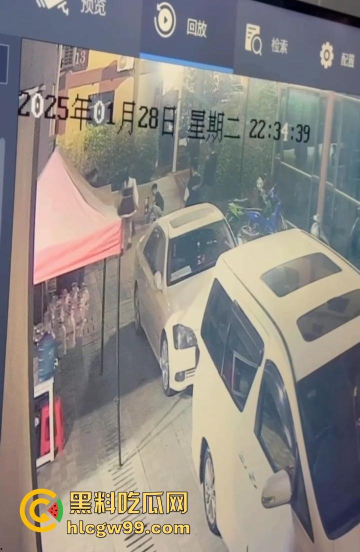 缅甸妙瓦底狗推放烟花庆祝 结果变身炸弹现场 短裙女友当场炸伤 这烟花是买到军火了？