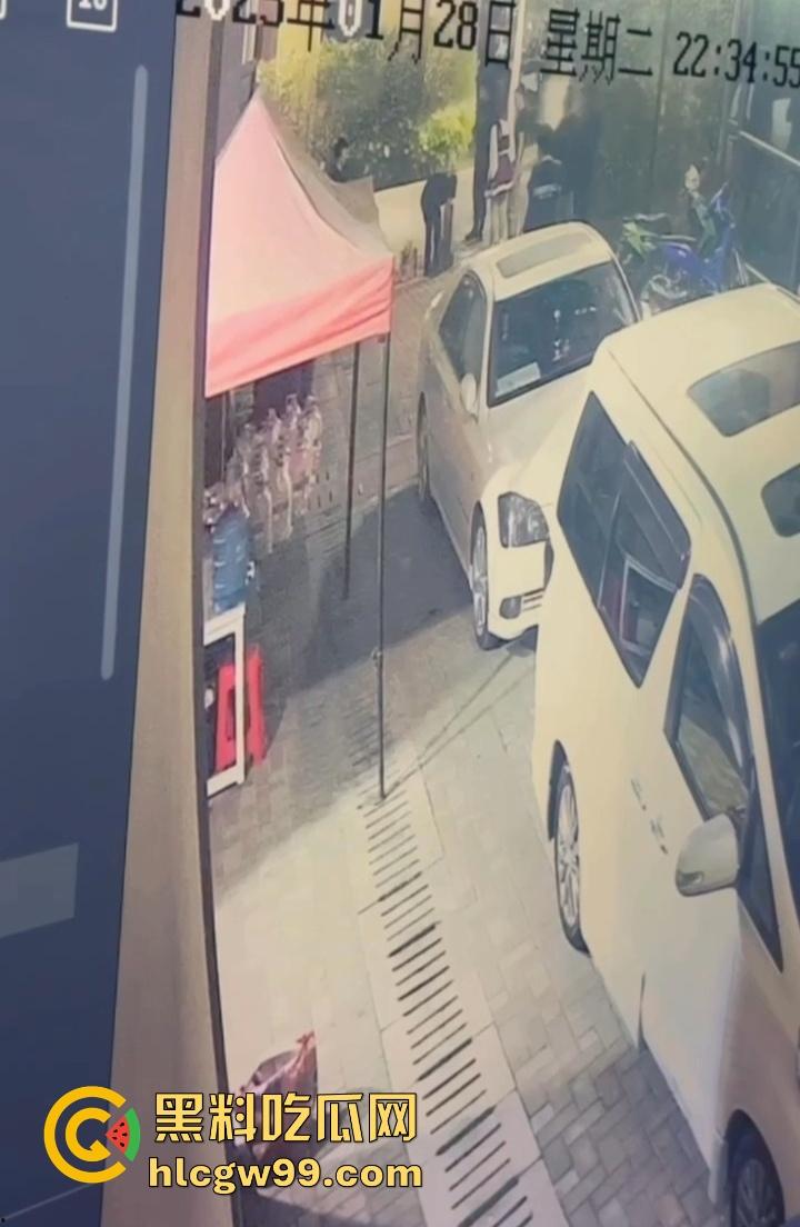 缅甸妙瓦底狗推放烟花庆祝 结果变身炸弹现场 短裙女友当场炸伤 这烟花是买到军火了?