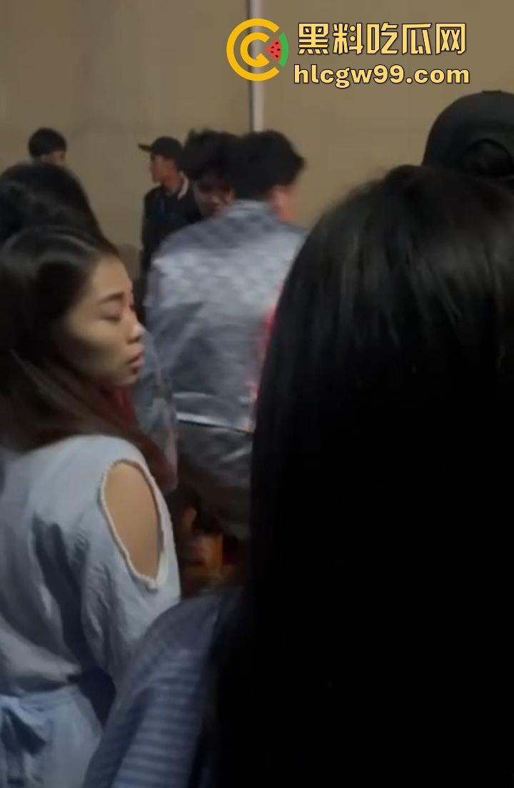 缅甸妙瓦底狗推放烟花庆祝 结果变身炸弹现场 短裙女友当场炸伤 这烟花是买到军火了?