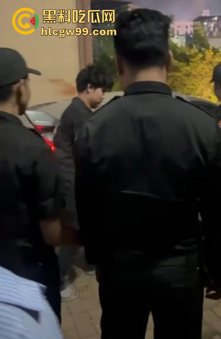 缅甸妙瓦底狗推放烟花庆祝 结果变身炸弹现场 短裙女友当场炸伤 这烟花是买到军火了?