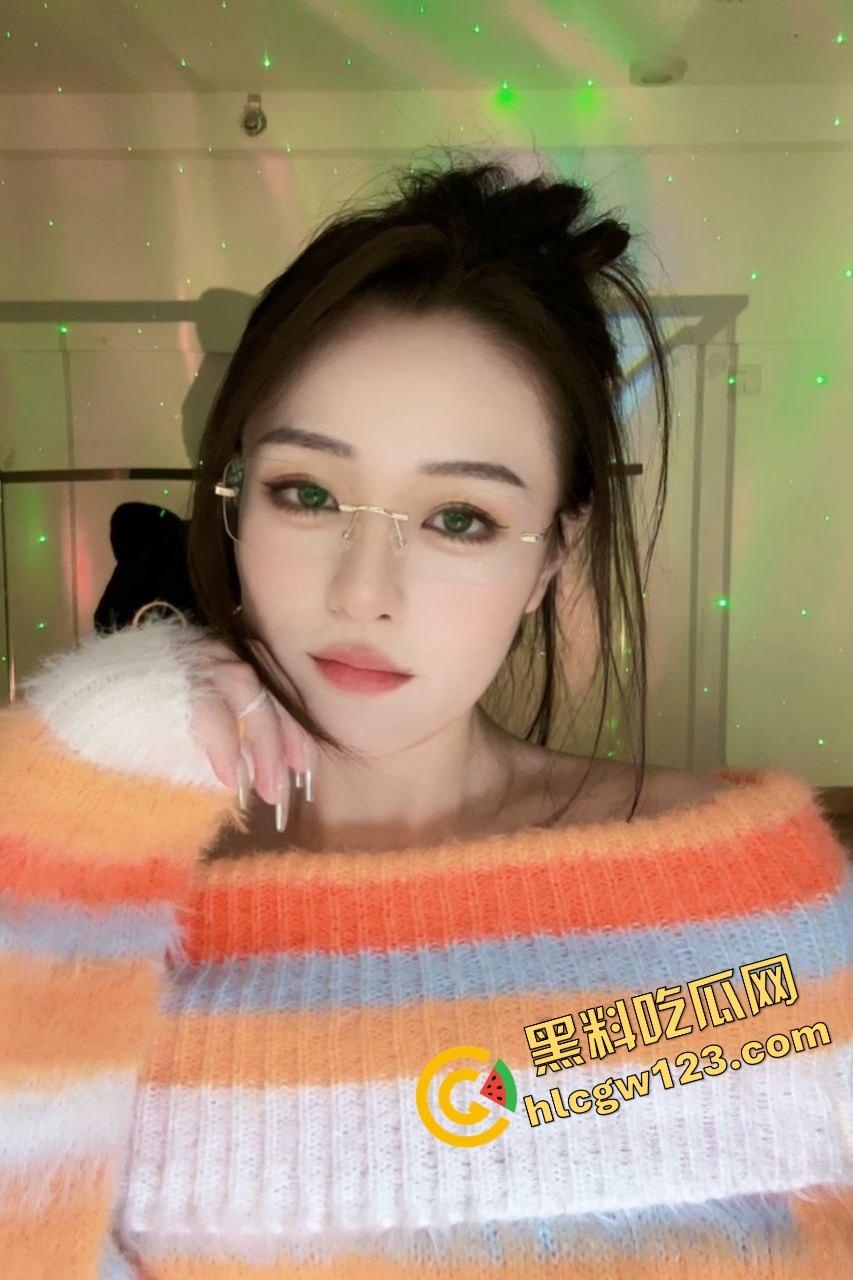 抖音主播『小苏苏』戴口球套狗链穿黑丝直播热舞,被举报下播,家人们刚硬,结果被狗逼毁了!