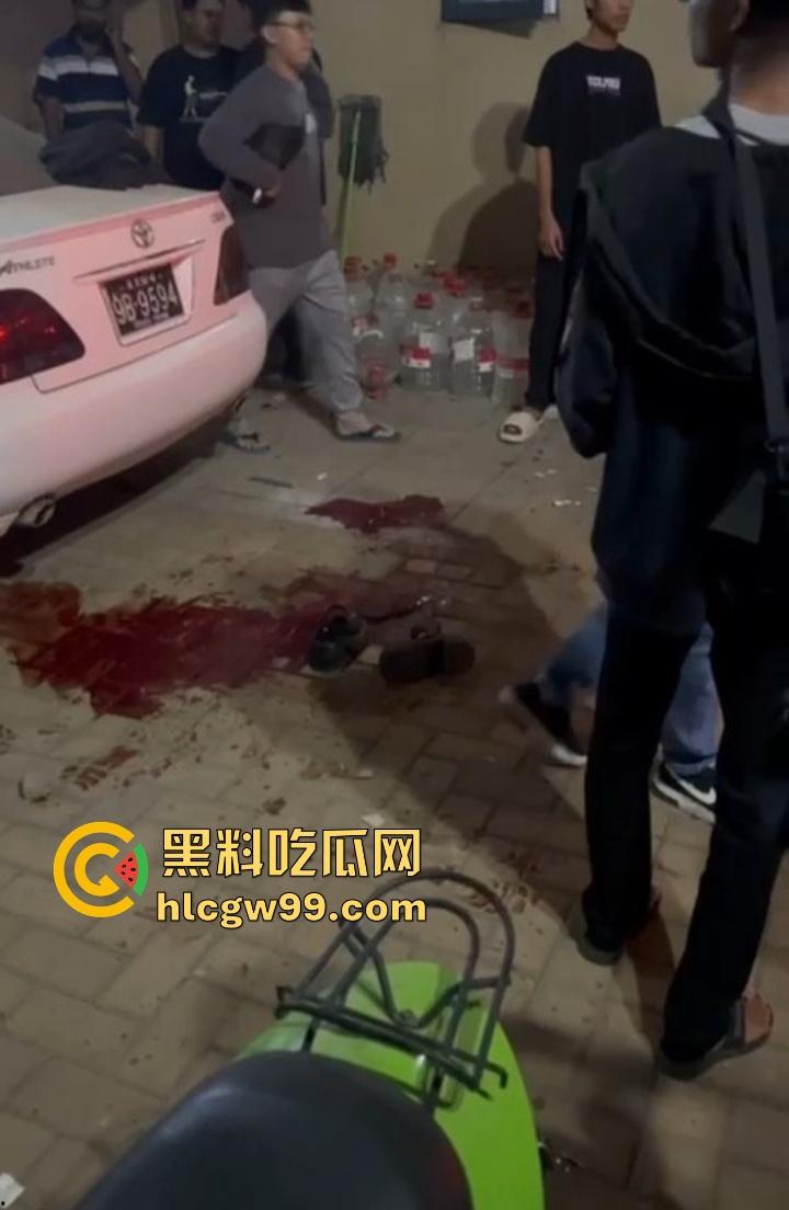 缅甸妙瓦底狗推放烟花庆祝 结果变身炸弹现场 短裙女友当场炸伤 这烟花是买到军火了?