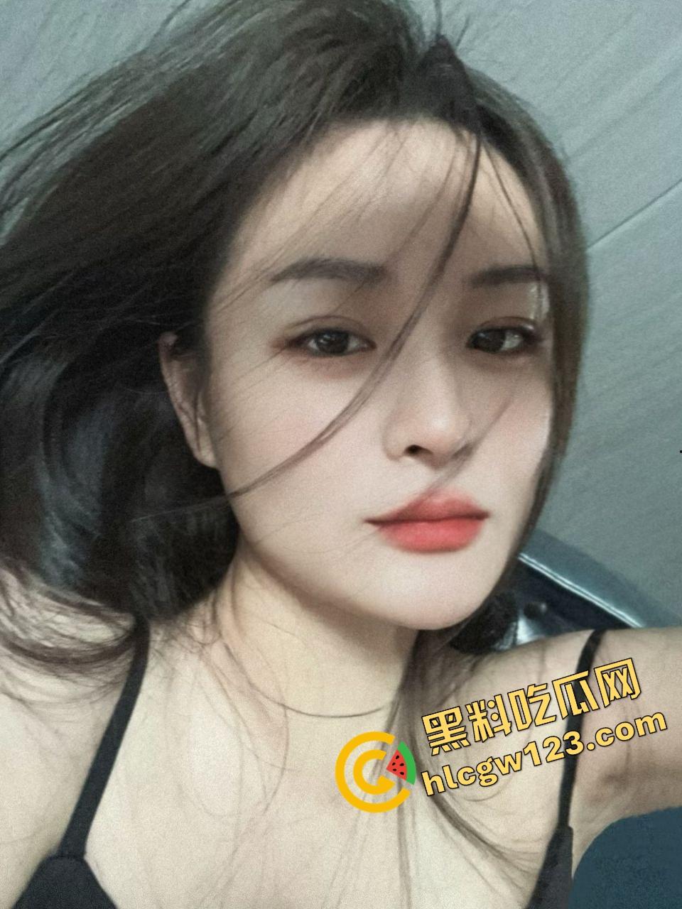 抖音主播『小苏苏』戴口球套狗链穿黑丝直播热舞,被举报下播,家人们刚硬,结果被狗逼毁了!