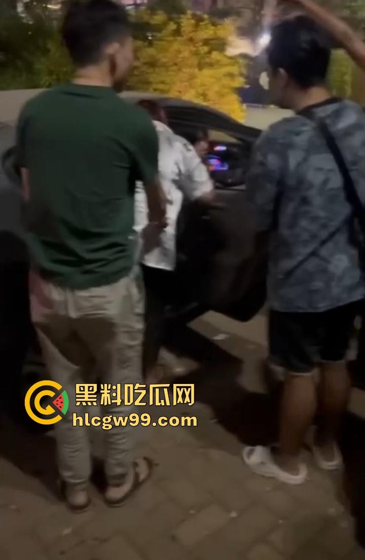 缅甸妙瓦底狗推放烟花庆祝 结果变身炸弹现场 短裙女友当场炸伤 这烟花是买到军火了?