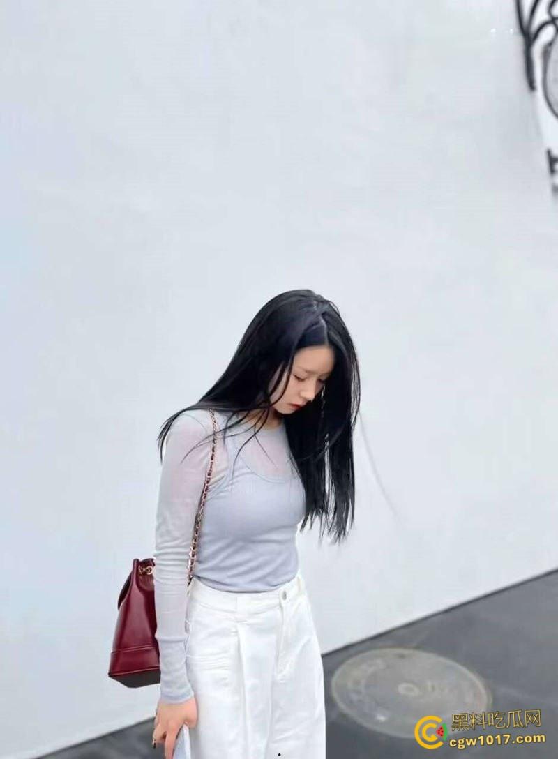 富二代约炮大神【fkabuto】,约炮荆州甜妹,极品反差妹出轨男友,穿着白色吊带被扛腿猛草,露脸深喉爽到揉奶!