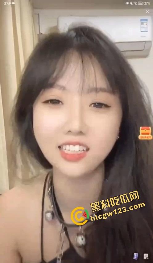 抖音主播『小苏苏』戴口球套狗链穿黑丝直播热舞,被举报下播,家人们刚硬,结果被狗逼毁了!