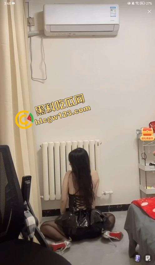 抖音主播『小苏苏』戴口球套狗链穿黑丝直播热舞,被举报下播,家人们刚硬,结果被狗逼毁了!