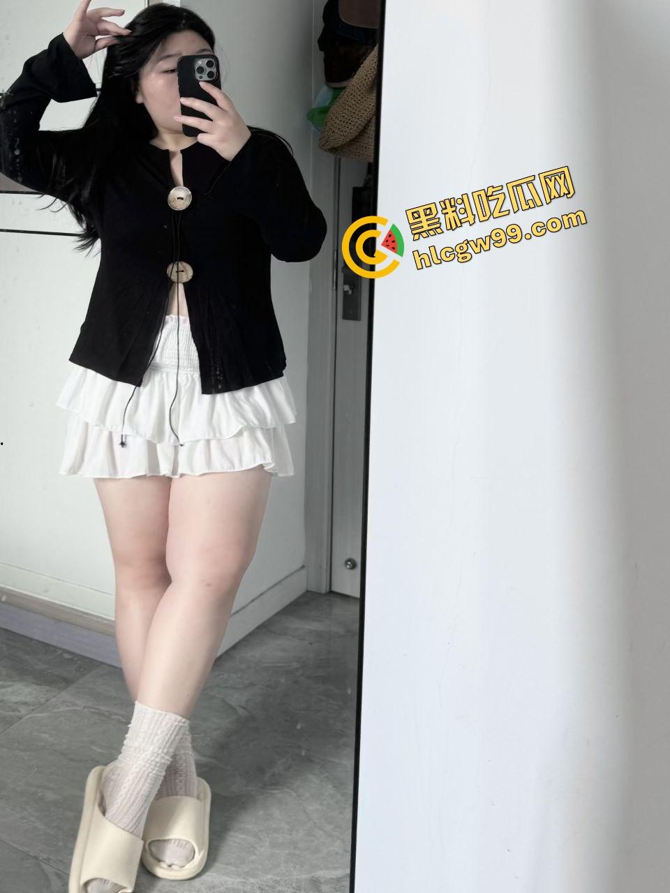 广东惠州虎式坦克肥逼女【张霞】淫妻喜欢刺激曝光，边操边打电话各种猛插肥逼中出！独家曝光流出！