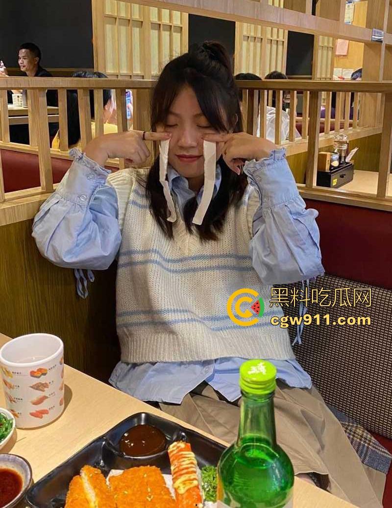 山东清纯萝莉【陆颖】情趣装做爱流出,被包养成淫荡性宠,可爱萝莉戴狗链穿情趣皮裙,花式爆操太尼玛得劲了!