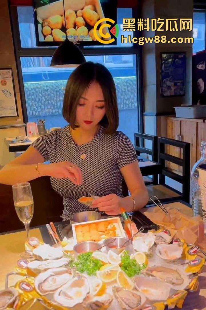 抖音巨乳肥臀反差网红坐拥97万粉丝【兔兔1104】线下约啪肥臀后入 揉奶抖臀 淫叫不断!