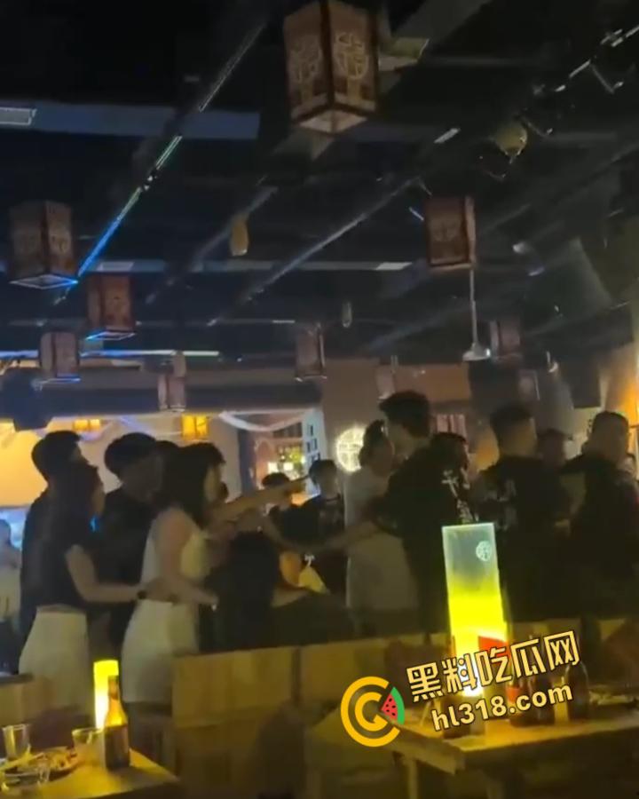 洛阳民谣酒馆上演全武行,精神小伙醉酒挑事,两方男女混战,店员拦都拦不住,场面堪比武林大会!
