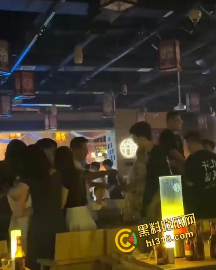 洛阳民谣酒馆上演全武行,精神小伙醉酒挑事,两方男女混战,店员拦都拦不住,场面堪比武林大会!