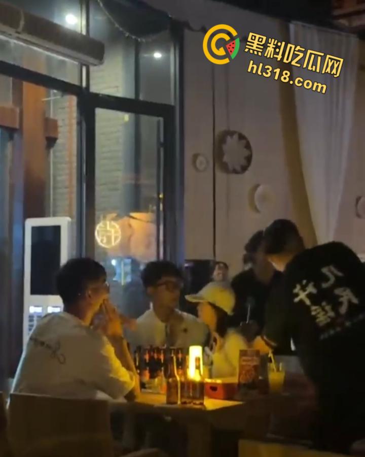 洛阳民谣酒馆上演全武行,精神小伙醉酒挑事,两方男女混战,店员拦都拦不住,场面堪比武林大会!