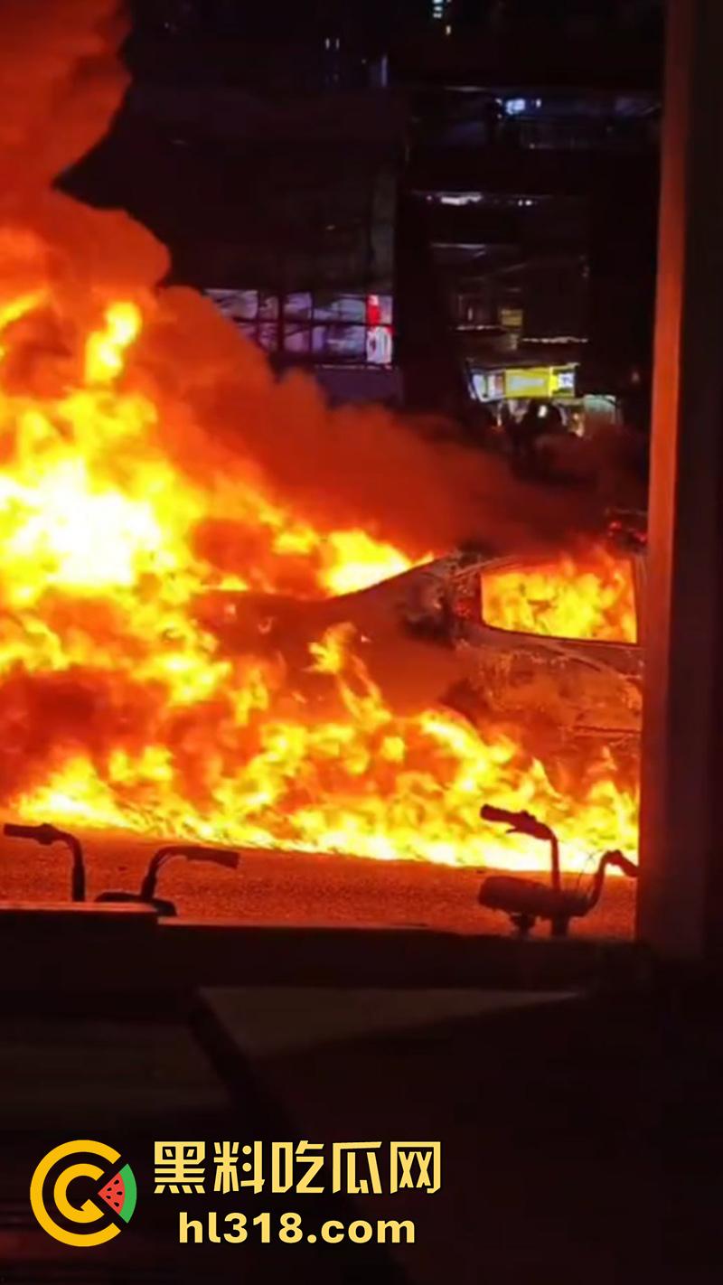 广州南村万博电车警车着火,熊熊大火迅速吞没警车,看来这电车危害,就连警车都不放过啊!