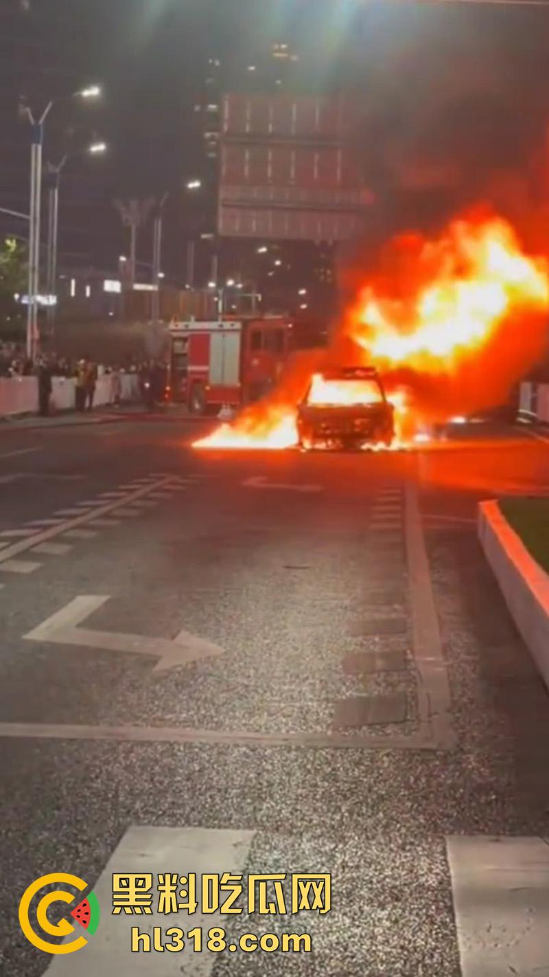 广州南村万博电车警车着火,熊熊大火迅速吞没警车,看来这电车危害,就连警车都不放过啊!