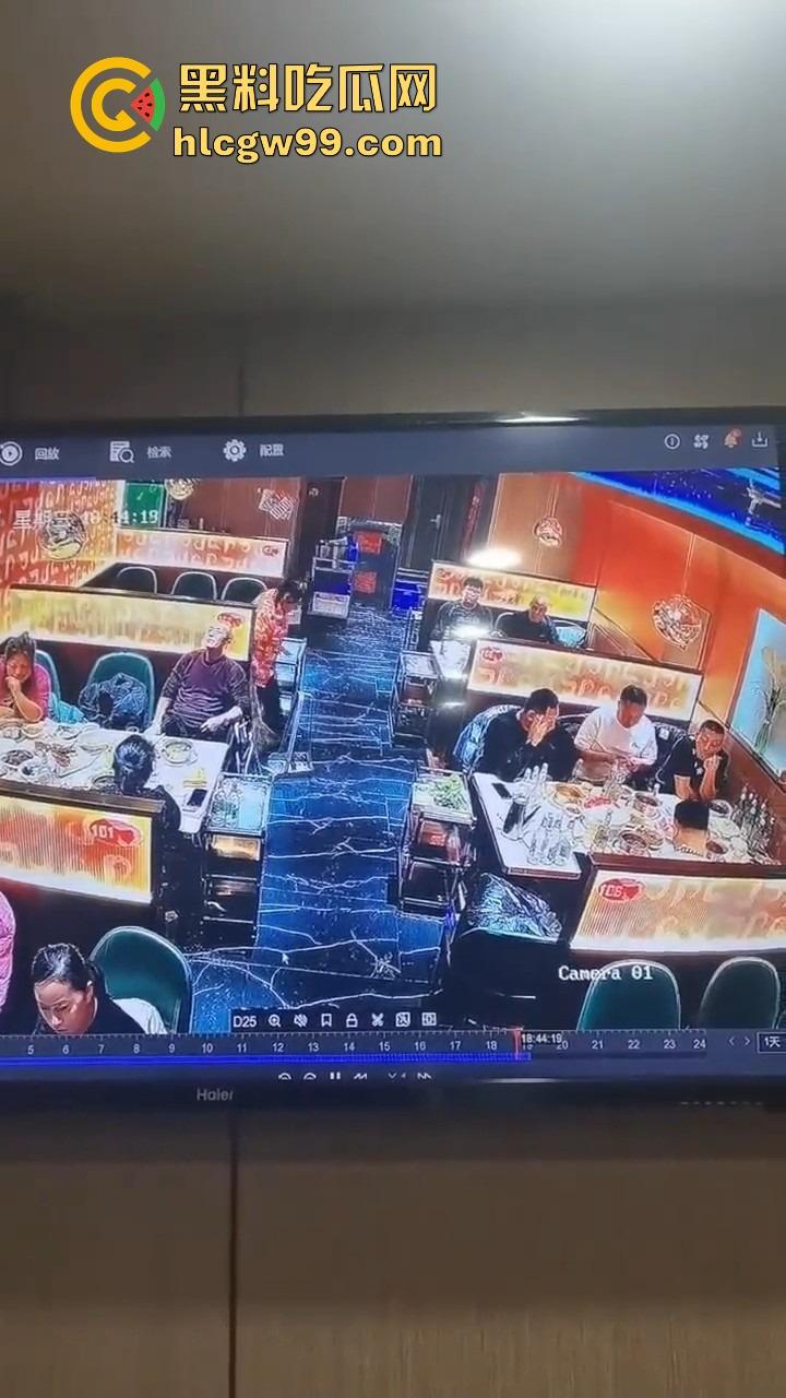 黑龙江密山健晟星期天火锅爆炸性操作,火锅里煮打火机,惊喜套餐还是定时炸弹?过年吃饭吃出爆炸感!